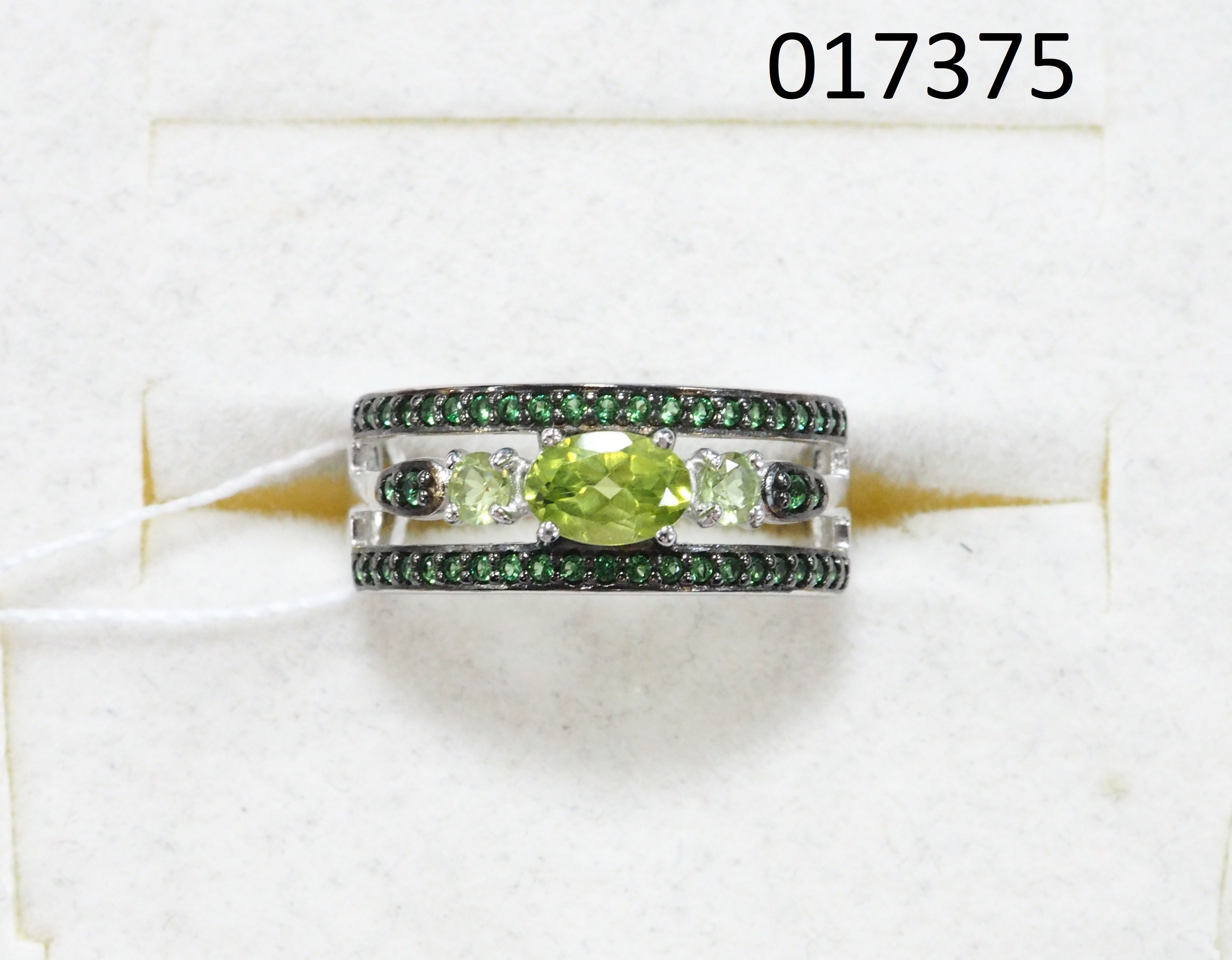 Серебряное кольцо 925 пробы; вставки 3 Хризолит; 46 Фианит зеленый;